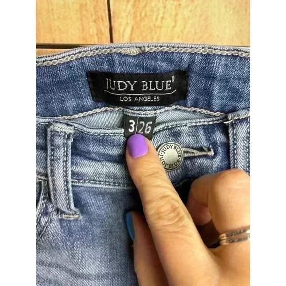 Judy Blue Distressed Lightwash Relaxed Fit Skinny Jeans Size 3/26 - Picture 3 of 8